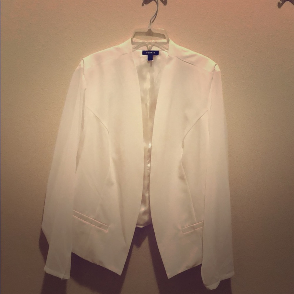 Elegant White Torrid Blazer w/Sheer Sleeves Sz 3